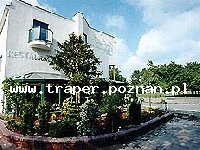 Hotel Dorrian *** położony na skraju Parku Kasprowicza, w spokojnej dzielnicy, trochę z boku a równocześnie blisko do głównych szlaków komunikacyjnych miasta i do centrum Poznania. Z Hotelu Dorrian do Międzynarodowych Targów Poznańskich dojdziemy pieszo. Hotel Dorrian oferuje zakwaterowanie w pokojach jedno i dwuosobowych z łazienkami i w apartamencie o wyższym standardzie. Restauracja Hotelu Dorrian serwuje smaczne posiłki przez cały dzień. Dobre miejsce na nocleg i bankiet oraz posiłek w restauracji hotelowej. Obok Hotelu Dorian znajduje się znana hala widowiskowo-sportowa „Arena\
