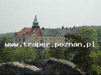 Zamek Hruba Skala w Czeskim Raju, został zbudowany na skałach piaskowcowych w centrum skalnego miasteczka. Czechy