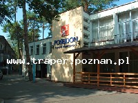Waterside Resort to nowa twarz d. Ośrodka Posejdon znajdującego się w zachodniej części miejscowości Darłówko. Polska. Od plaży oddziela go kilkadziesiąt metrów wydmowego lasu, co już wystarcza, żeby wypoczywający w Posejdonie Goście słyszeli szum morza. Ośrodek składa się z dwóch dwupiętrowych budynków sypialnych, Do dyspozycji Gości jest 31 pokoi ze 100 miejscami noclegowymi. Nowe  pokoje zaprojektowane w nadmorskim klimacie są funkcjonalne i  kompleksowo wyposażone w TV LCD z możliwością podłączenia laptopa, dostępna jest sieć bezprzewodowa, elektryczny sejf, mieszczący laptop 21 cali, lodówka pokojowa, sprzęt plażowy (parawan, leżaki, koce), łóżka hotelowe z szafkami nocnymi i oświetleniem, wygodny fotel z możliwością rozłożenia do dostawki, biurko z lustrem do pracy, suszarka na drobne pranie, ogrzewanie w pokoju i w łazience. Łazienka  wyposażona w prysznic z niskim brodzikiem, suszarkę do włosów,  podświetlane lustro, ręczniki. Każdy pokój ma wyjście na balkon, gdzie  znajduje się krzesło i stolik. Na terenie obiektu znajduje się ogrodzone miejsce parkingowe, sala konferencyjna  przygotowana do organizacji spotkań biznesowych, konferencji, szkoleń, pokazów dla 80 osób. Jadłodania oferuje urozmaicone dania kuchni polskiej oraz  oryginalne dania kuchni regionalnej oparte na produktach z regionalnych  gospodarstw wiejskich i ziołach. W ramach pobytu w zależności od wybranych świadczeń goście mają do wyboru bogatą ofertę gastronomicą aż do pełnego wyżywienia. Śniadanie w formie bufetu szwedzkiego, dwudaniowy lunch, kawa/herbata do wyboru, obiadokolacja – to dwudaniowy obiad urozmaicony o bufet sałatkowy i bufet kawowy z owocami i ciastami. Dodatkowymi atutami są sala rekreacyjna z bilardem, ping pongiem, piłkarzykami, sala zabaw dla najmłodszych z suchym basenem z kulkami, ścianą wspinaczkową, kinem domowym i kolorowymi zabawkami, plac zabaw z piaskownicą, trampoliną ogrodową, wydzielone miejsce na ognisko i grilla oraz Tawerna Posejdon, gdzie specjalnością są serwowane na ciepło ryby wędzone, jak również smażone w chrupiącym cieście. Dla chętnych aktywnego wypoczynku jest wypożyczalnia sprzętu sportowego rowery, kijki  do Nordic Walking. W osobnym budynku mieszczą się recepcja, stołówka, sala dyskotekowa i taneczna, bilard, gry zręcznościowe. Apartamenty rodzinne i pokoje klasy hotelowej blisko plaży, jedynie 100 m. Unikalne położenie to również położenie w zacisznej części Darłówka Zachodniego, w parku wydmowym, w otoczeniu zieleni. 400 m od centrum,czyli niedaleko do wszystkich atrakcji miejscowości, liczne smażalnie, sklepy, butiki z pamiątkami, bogata oferta dla  najmłodszych (park rozrywki, wesołe miasteczko, aqupark) - wszystko w  zasięgu ręki. Przystanek autobusowy znaduje się przy obiekcie. Urlop nad morzem, wczasy dla seniorów, wakacje z dzieckiem, wypoczynek z rodziną, spotkanie biznesowe, szkolenie, przyjęcie okolicznościowe, spotkanie integracyjne… to wszystko w Waterside Resort d. Posejdonie w Darłówku.