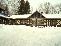 Hotel Vyhlidka Jilemnice, Czechy. Miasto Jilemnice jest znane jako brama zachodnich Karkonosz. Leży w płytkiej, szerokiej dolinie potoka Jilemky. Część miasta Hrabačov jest oddzielona zwężoną doliną i rzeczką Jizerkou. Wysokość miasteczka to 464 m.n.p.m. Najwyżsym punktem w mieście jest góra Kozinec o wysokości 561 m.n.p.m., na której się znajduje hotel Vyhlídka. Dzięki jego pokożeniu goście mają przepiękny widok na panoramę Karkonosz. W hotelu znajduje się restauracja, taras, bar, kawiarnia.W restauracji hotelowej przyrządza się specialności czeskiej i międzynarodowej kuchni. W restauracji znajduje się bar, salonek, salonek z kominkiem i parkiet taneczny. Sanocentrum - Specialności tego hotelu jest leczenie wewnętrznych chorób łącznie cywilizowanych chorób systemu ruchowego, powypadkowych stanów, syndromów bólowych, nadwagi, zaburzenia metabolizmu.Leczenie obejmuje: reflexową terapię, masaże, wodoleczenie, zabiegi elektroprądami, leczenie ultra dzwiękem, leczenie magnesem, leczenie laserem, leczenie kardiochirurgiczne, regeneracja sportowców i leczenie seniorów.