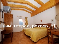 Hotel Sacro Cuore w Val di Fiemme to przytulny, rodzinny, a zarazem elegancki obiekt położony w spokojnej dzielnicy Cavalese, tylko 100 m od centrum miasteczka. Hotel oferuje swoim gościom przestronną restaurację, bar, pokój wypoczynkowy z TV SAT, miejsca parkingowe, a także, a może przede wszystkim strefę Wellnes z sauną, solarium, siłownią i masażem (dodatkowo płatną). Hotel dysponuje pokojami 2-osobowymi ( z możliwością dostawek) z pełnym węzłem sanitarnym, suszarką, telefonem i TV SAT. Hotel Sacro Cuore posiada świetną lokalizcję: ok. 1 km do najbliższych wyciągów, 50 m do przystanku skibussa, a bliskość centrum Cavalese zapewnia dostęp do wielu atrakcji po nartach takich jak basen, lodowisko, liczne bary i restauracje.