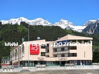 Hotel Aqi Hotel Schladming *** w Schladming, Austria. Aqi Schladming Hotel *** posiada ponad 10 pokoi urządzonych w stylu nowoczesnym. Szczególną atrakcją jest panoramiczny widok na Dachstein-Tauern z sauny, która jest na dachu budynku. Hotel posiada: restauracja, w której serwowane są śniadania i obiadokolacje w formie bufetu, bar, lobby z kominkiem, terminal internetowy, wypożyczalnia nart i sprzętu narciarskiego, rowerów Depot-boot, Sky-sauna z pokojem relaksacyjnym i taras na dachu.