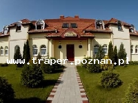 Pensjonat Citadella *** w Egerze jest położony na wzgórzu, powyżej zamku. Pokoje z łazienkami, są ładnie urządzone, wyposażone w TVC i minibarek. W pensjonacie jest wi-fi, basen, sauna, jacuzzi, solarium i grill. Węgry
 