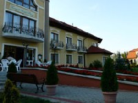 Hotel Termal Pavai ***+ w Berekfurdo znajduje się w znanym i lubianym przez Polaków województwie Jasz-Nagykun-Szolnok w pobliżu miejscowego kąpieliska posiadającego 9 basenów. Berekfürdő to mała spokojna miejscowość położona 180 km od Budapesztu na obrzeżach Parku Narodowego Hortobagy licząca 1100 mieszkańców. Berekfürdő to prawdziwy raj dla reumatyków! Jadąc od strony Budapesztu drogą nr 4, w Karcag, należy zjechać na drogę nr 34, wybierając natomiast autostradę M3, w Fuzesabony również wybieramy drogę nr 34 i przez Tiszfüred dojeżdżamy do Berekfürdő. Niedawno ta młoda stosunkowo miejscowość wybrała swój herb obrazujący promienie słoneczne padające na falujące lustro wody otoczonej mnogością zieleni, to właśnie dokładnie obrazuje zalety tej miejscowości: lecznicze właściwości wody, z której w spokojnym, pięknym otoczeniu korzystają nasi goście zarówno w lecie jak i w zimie. Hotel Thermal Pavai został zbudowany w stylu pałacowym, posiada własne baseny termalne kryte i na świeżym powietrzu. Dla gości dostępne są pokoje 1-2-3 osobowe oraz 5 apartamentów. Równocześnie wygodnie odpoczywać może około 80 gości. Pokoje na 1-piętrze mają balkony. Pokoje umeblowane w stylu rustykalnym wyposażone są ponadto w kolorowy telewizor, klimatyzacje, telefon, łazienka z WC z kabina prysznicową. Pokoje na parterze przystosowane są dla gości niepełnosprawnych. W panoramicznej restauracji podawane są, miedzy innymi wyśmienite potrawy regionalne. Usługi bufetowe są osiągalne na terytorium całego hotelu. W hotelu znajdują się baseny z wodą termalną i hydromasażem, sauna, bar-restauracja, świetlica ze stołem bilardowym oraz sala konferencyjna dla 60 osób. Hotel posiada własną przychodnię lekarską oraz dysponuje własnym gabinetem zabiegowym, gdzie goście, po wizycie u lekarza, korzystać mogą z indywidualnie dobranych zabiegów takich jak: masaż lekarski, masaż podwodny, jontoforeza, kąpiel czterokomorowa, prądy diademiczne, okłady borowinowe, gimnastyka podwodna i lampa biotronowa. Hotel znajduje się na powierzchni 1 ha, posiada 2 baseny na świeżym powietrzu, plac zabaw i parking. Odkryte przez Ferenca Pavai w latach 1928-1930 źródło dostarcza 1,5-3 m3 alkaliczno-węglowodanowych wody na minutę. Przeszło 50 letnie doświadczenia udowadniają, iż woda ta posiada doskonałe właściwości lecznicze w chorobach reumatycznych, jak i innych chorób układu ruchu /kręgosłup, biodra, zwapnienia stawu kolanowego itp./ginekologicznych oraz w rehabilitacji pourazowej. Na kąpielisku w Berekfürdő korzystać można z wód uznanych za wody lecznicze w 7 otwartych i 2 krytych basenach. Wszyscy ci najmłodsi i ci starsi znajdą tu najbardziej dla siebie odpowiednia możliwość kąpieli. Najnowszy basen dostarcza emocji w postaci podwodnych i nadwodnych masaży i przyczynia się do regeneracji sił i szybszego powrotu do zdrowia. Latem, organizowane imprezy folklorystyczne i kulturalne urozmaicają pobyt gości. Tutejszy związek wędkarski jest w posiadaniu jeziora zarybianego różnymi rybami, a więc można spędzić czas również na łowieniu ryb.