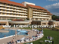 Hunguest Hotel Pelion **** w Tapolca, Węgry. Huguest Hotel Pelion jest położony w centrum miejscowości, 200 m od jaskini z jeziorkiem. Budynek 4 piętrowy z ładnym widokiem na okolice. Wszystkie pokoje z balkonami, posiadają łazienkę i wc, wyposażone zostały w TVSAT, telefon i minibarek. Dla gości hotelowych jest restauracja i barek z cukierenką, sklepik, basen pływacki, baseny termalne i kąpielisko wellness z wyspą, sauny, infrasauna, sauna parowa, gabinety zabiegowe, fryzjer, dentysta, jaskinia i salon kosmetyczny. Dodatkowo można korzystać z leżanek zarówno pod dachem jak i na cześci otwartej. Hunguest Hotel Pelion posiada własną jaskinię wykorzystywaną do celów terapeutycznych i leczniczych. Tapolca jest położona blisko północnego brzegu Balatonu i granicy z Austrią, 15 km od Badacsony, w dolinie otoczonej wygasłymi wulkanami wsród winnic i zieleni. W Tapolcy można popływać łódką w kredowej jaskinii, odwiedzić położone obok centrum malownicze romantyczne jeziorko ze starym młynem, restauracjami, winiarnią i muzeum wina. Węgry