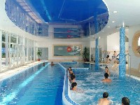 Hotel Panorama ***+ w Balatongyorok jest położony nad Balatonem, w miejscowości węgierskiej Balatongyörök. W Hotelu Pannorama z basenem, znajduje się centrum wellness, fitness i solarium. Wokół hotelu rozpościera się park, otoczony zielenią jest również plac zabaw dla dzieci i parking. Z klimatyzowanych pokoi roztacza się piękny widok na park i Balaton. Goście odwiedzają Hotel Panorama zwłaszcza dla plażowania, kąpieli w Balatonie, dobrej kuchni i możliwości aktywnego spędzania czasu wolnego podczas wakacji, można wypożyczyć deskę surfingową, pożeglować, łowić ryby, jeździć konno i zagrać w tenisa lub mini golfa. Po tak intensywnie spędzonym dniu obowiązkowo należy zdegustować słynne wina powstałe z winogron dojrzewających wokół Balatonu. Znajduje się tutaj wiele ciekawych miejscówek, w których można przyjemnie spędzić wieczór, a malownicza okolica jest idealnym miejscem na spacery i przejażdżki rowerowe. Do pobliskich miejscowości, wiosek i miasteczek można z łatwością dostać się pociągiem lub łodzią i oczywiście rowerem czy samochodem. Węgry