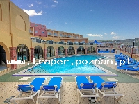 Hotel PARADISE BAY RESORT **** w Cirkewwa, Malta. Cirkewwa położona jest na północy Malty, z dala od centrum wyspy, niedaleko promu na Gozo. Hotel Paradise  Bay Resort dzięki swojemu położeniu hotelowej ofercie należy do komfortowych, popularnych hoteli wśród gości poszukujących ciekawszych miejsc, poza centrum miejscowości, na łonie natury, z pięknymi widokami na sąsiednie wyspy Gozo i Komino i możliwościami aktywnych wakacji. Hotel Paradise  Bay Resort jest położony na brzegu morza, posiada oprócz 3 basenów  w tym jeden kryty z wodą podgrzewaną w zimniejszej porze roku, piękne plaże oznaczone niebieską flagą, leżaki na basenach i piaszczystej plaży, boiska sportowe i korty tenisowe oraz fitness, jacuzzi i saunę. Restauracja hotelowe serwuje specjały kuchni śródziemnomorskiej i międzynarodowej, dodatkowo w hotelu mozna skorzystać z barów. Pokoje hotelowe 2 osobowe z możliwością 2 dostawek, z balkonem i klimatyzacją, TVSAT, telefon, minibarek, czajnik, żelazko, suszarka do włosów i odpłatne wi-fi. Wszystkie pokoje znajdują się od strony morza. Przystanek autobusowy przed hotelem, korzystając z regularnych linii autobusowych można dojechać we wszystkie ciekawe miejsca wyspy.