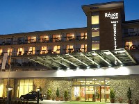 Hunguest Hotel Repce Gold **** w Buk, o standardzie czterogwiazdkowym z basenem, jacuzzi i sauną parową i suchą. Dla komfortu i wygody gości, zbudowano podgrzewany korytarz na kąpielisko Bukfurdo z basenami termanymi i częścią z atrakcjami. W Hunguest Hotelu Repce Gold znajdują się room service, sklepy, ekskluzywne piętro, winda, bar. W Hunguest Hotelu Repce Gold do dyspozycji gości są pokoje wyposażone są w  klimatyzację, łazienkę, TV Sat, telefon, sejf, minibar i internet.  Restauracja serwuje smaczne potrawy typu bufetowego w ramach szwedzkiego  stołu specjały kuchni węgierskiej i międzynarodowej oraz dla dietetyków. Dla gości spragnionych aktywności sportowej i wysiłku fizycznego lub rozrywki hotel oferuje własny dział wellness z basenem krytym, jacuzzi, siłownię-fitness, sauny i zajęcia sportowe, możliwość wypożyczenia roweru, boisko do koszykówki i kręgle plenerowe. W pobliżu hotelu znajduje się pole golfowe. Hunguest Hotel Repce Gold cieszy się dużym zainteresowaniem wśród gości krajowych i zagranicznych ze wzgledu na dobry serwis i bogate świadczenia uzdrowiskowe. Węgry.