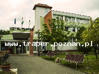 Hotel Platan *** w Harkany, położony jest w 2 ha parku wśród platanów, otoczony zielenią. Spokój i cisza zielonego pasa czeka na kuracjuszy i wczasowiczów, ok. 400 m od kąpieliska miejskiego w Harkany. Hotel Platan posiada pokoje o standardowe lub typu komfort o podwyższonym standardzie z balkonem, lodówką, wi-fi i łazienką. Nad zadowoleniem gości czuwa personel hotelowy. Restauracja hotelowa serwuje urozmaicone specjały, przed hotelem działa się ogródek restauracyjny czynny w sezonie letnim. Hotel Platan znajduje się blisko centrum miejscowości, kąpieliska termalnego i termalnego centrum rehabilitacyjnego. Węgry.