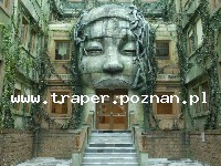 Hotel Babylon **** w Libercu, Czechy. Centrum Babylon w Libercu z Hotem Babylon - to największe w Czechach centrum hotelowo-rozrywkowe z krytym Aqua Parkiem, IQparkiem, Lunaparkiem, spa, wellness, restauracje, bary, sklepy, dyskoteka i kasyno. W pobliżu dobre tereny narciarskie w okolicah góry Jested, golf i sport. Komfort zakwaterowania w interesującym stylu i maksymalna troska o gości - tym właśnie cechuje się Hotel Babylon ****. Hotel Babylon posiada ponad 1000 miejsc w 410 pokojach: pokoje jednoosobowe, dwuosobowe i trzyosobowe, apartamenty rodzinne z dwoma sypialniami, luksusowe apartamenty ślubne. Pokoje wyposażone są w łazienkę, kolorowy odbiornik TV z programami satelitarnymi, mini bar, sejf i możliwość podłączenia do internetu. W Hotelu Babylon Proponujemy pobyty krótkie (2 dniowe) jak i pobyty dłuższe połączone z pakietami np. wellness- możliwe zabiegi do wykupienia: słoneczna łąka, tlenoterapia, Hammam - turecka łaźnia, Laconium - sucha łaźnia, Tepidarium - typ rzymskiej łaźni w której szczególny nacisk kładzie się na odprężenie, sauna, basen chłodzący, lodowata studnia, lodowaty cebrzyk - służy do ochłodzenia ciała po opuszczeniu sauny, nagłe ochłodzenie wywołuje przyjemne uczucie, poprawia krążenie i przynosi ciału ulgę, Jacuzzi (whirlpool), rzymska łaźnia, komora parowo - solna (inhalacje), komora parowo - ziołowa (inhalacje), kąpiel Kneippa - kąpiel nóg połączona z brodzeniem w basenie o głębokości 35 cm z przepływającą chłodną wodą. Dno basenu jest pokryte morskimi kamykami. Polecamy Indoor Golf Centrum Babylon - symulator golfowy, idealny dla początkujących, ale również atrakcyjny dla profesjonalistów, bowling, 4D Theater... a także pola golfowe na terenach otwartych położone niedaleko hotelu. Zimową atrakcją są pobliskie tereny narciarskie w masywie Jested oraz zawody w skokach narciarskich i biegach narciarskich. Przez cały rok czynne jest słynne ZOO w Libercu