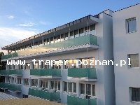 Hotel Aurum Family **** to nowy hotel w Hajduszoboszló, posiada 44 pokoje i 8 apartamentów, w planach jest uruchomienie własnego parku wodnego czyli kąpieliska z atrakcjami, o tajemniczej nazwie Aquarium na powierzchni 1600 m2. Z jego atrakcji będą mogli korzystać również goście Hoteli Aurum ****, Ambrozia Park oraz In ***. Hotel Aurum Family w Hajduszoboszlo, Węgry. Hotel Aurum Family jest położony przy deptaku i blisko kąpieliska miejskiego Hungarospa. To nowy czterogwiazdkowy hotel w Hajduszoboszló. Hotel Aurum Family został zaprojektowany i zbudowany z myślą o wypoczynku rodzin z dziećmi. Standard hotelu, wraz z rozmiarami i wyposażeniem pokojów nie ma sobie równych w okolicy. Pokoje typu apartamentowego, z klimatyzacją, z kuchenką i mikrofalówką, czajnikiem elektrycznym, TVLCD oraz łazienką z wanną, a część posiada balkon. W pokoju jest minibarek, sejf i płaszcze kąpielowe z paputkami. Na gości w zależności od potrzeb oczekują apartamenty 2, 4 i 6 osobowe. Tanie pobyty w pokojach czterogwiazdkowych Hotelu Aurum Family polecane są zwłaszcza dla rodzin. Węgry