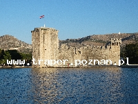 Trogir jest położony 20 km od Splitu. Chorwacja. Trogir to stare malownicze miasto śródziemnomorskie, położone na wyspie. Zabytkowa starówka z katedrą św. Lovro z romańskim porta