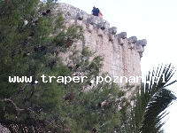 Trogir jest położony 20 km od Splitu. Chorwacja. Trogir to stare malownicze miasto śródziemnomorskie, położone na wyspie. Zabytkowa starówka z katedrą św. Lovro z romańskim porta