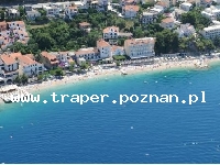 Podgora jest położona w południowej części Chorwacji, w Dalmacji, 10 km od Makarskiej. Znajduje się na Riwierze Makarskiej. Na turystów czekają malownicze plaże, krystalicznie czysta wo