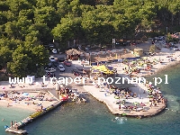 Trogir jest położony 20 km od Splitu. Chorwacja. Trogir to stare malownicze miasto śródziemnomorskie, położone na wyspie. Zabytkowa starówka z katedrą św. Lovro z romańskim porta