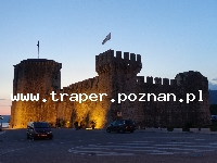 Trogir jest położony 20 km od Splitu. Chorwacja. Trogir to stare malownicze miasto śródziemnomorskie, położone na wyspie. Zabytkowa starówka z katedrą św. Lovro z romańskim porta