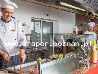 Primośten jest położony 40 km od Trogiru, między Śibenikiem a Splitem. Dzięki położeniu na dwu półwyspach możemy poznać wszystkie uroki nadadriatyckiej miejscowości. Stare miasteczk