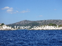 Trogir jest położony 20 km od Splitu. Chorwacja. Trogir to stare malownicze miasto śródziemnomorskie, położone na wyspie. Zabytkowa starówka z katedrą św. Lovro z romańskim porta