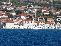 Trogir jest położony 20 km od Splitu. Chorwacja. Trogir to stare malownicze miasto śródziemnomorskie, położone na wyspie. Zabytkowa starówka z katedrą św. Lovro z romańskim porta