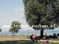 Balaton to największe jezioro w Europie Środkowej. Latem szybko się nagrzewa do temperatury 21-28°C. Średnia głębokość 4 m. Południowy brzeg jest płytszy i można spacerować daleko w je