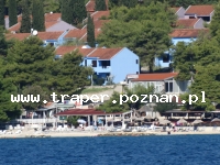 Trogir jest położony 20 km od Splitu. Chorwacja. Trogir to stare malownicze miasto śródziemnomorskie, położone na wyspie. Zabytkowa starówka z katedrą św. Lovro z romańskim porta