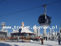 Jańskie Łaźnie leżą na południowym stoku Karkonoszy, na wysokości 670 m.n.p.m., panuje tu stosunkowo ciepły, podgórski klimat, charakteryzujący się wysokim nasłonecznieniem. Trasy na