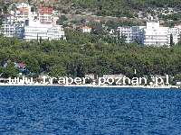 Trogir jest położony 20 km od Splitu. Chorwacja. Trogir to stare malownicze miasto śródziemnomorskie, położone na wyspie. Zabytkowa starówka z katedrą św. Lovro z romańskim porta