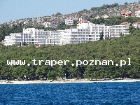 Trogir jest położony 20 km od Splitu. Chorwacja. Trogir to stare malownicze miasto śródziemnomorskie, położone na wyspie. Zabytkowa starówka z katedrą św. Lovro z romańskim porta