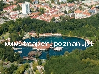 Heviz, węgierskie Héviz położone jest 6 km od zabytkowego uniwersyteckiego miasta Keszthely, północnego brzegu Balatonu, blisko granicy z Austrią. Héviz to spokojna miejscowo