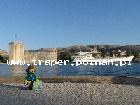 Trogir jest położony 20 km od Splitu. Chorwacja. Trogir to stare malownicze miasto śródziemnomorskie, położone na wyspie. Zabytkowa starówka z katedrą św. Lovro z romańskim porta