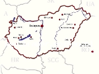 Tapolca położona jest blisko północnego brzegu Balatonu, stosunkowo blisko granicy z Austrią, 15 km od miasteczka Badacsony. Tapolca znajduje się w dolinie otoczonej wygasłymi wulkanami w