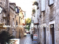 Trogir jest położony 20 km od Splitu. Chorwacja. Trogir to stare malownicze miasto śródziemnomorskie, położone na wyspie. Zabytkowa starówka z katedrą św. Lovro z romańskim porta