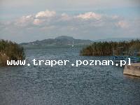 Balaton to największe jezioro w Europie Środkowej. Latem szybko się nagrzewa do temperatury 21-28°C. Średnia głębokość 4 m. Południowy brzeg jest płytszy i można spacerować daleko w je