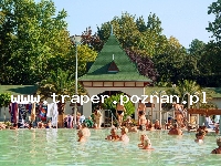 Harkany jest położone w pobliżu miasta Pécs blisko granicy z Chorwacją. Węgry. Największym skarbem Harkany jest lecznicza woda termalna na miejscowym kąpielisku. Kapielisko termalne jest