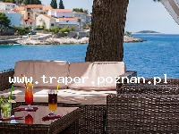 Primośten jest położony 40 km od Trogiru, między Śibenikiem a Splitem. Dzięki położeniu na dwu półwyspach możemy poznać wszystkie uroki nadadriatyckiej miejscowości. Stare miasteczk