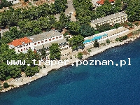 Trogir jest położony 20 km od Splitu. Chorwacja. Trogir to stare malownicze miasto śródziemnomorskie, położone na wyspie. Zabytkowa starówka z katedrą św. Lovro z romańskim porta