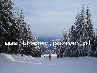 Jańskie Łaźnie leżą na południowym stoku Karkonoszy, na wysokości 670 m.n.p.m., panuje tu stosunkowo ciepły, podgórski klimat, charakteryzujący się wysokim nasłonecznieniem. Trasy na