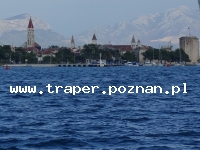 Trogir jest położony 20 km od Splitu. Chorwacja. Trogir to stare malownicze miasto śródziemnomorskie, położone na wyspie. Zabytkowa starówka z katedrą św. Lovro z romańskim porta