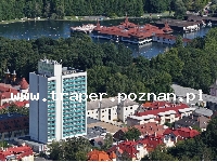Heviz, węgierskie Héviz położone jest 6 km od zabytkowego uniwersyteckiego miasta Keszthely, północnego brzegu Balatonu, blisko granicy z Austrią. Héviz to spokojna miejscowo