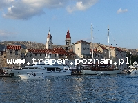 Trogir jest położony 20 km od Splitu. Chorwacja. Trogir to stare malownicze miasto śródziemnomorskie, położone na wyspie. Zabytkowa starówka z katedrą św. Lovro z romańskim porta