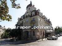 Sopot jest popularnym kurortem nadmorskim, miastem uzdrowiskowym, po II wojnie światowej znanym z organizowanych tam od 1961 w Operze Leśnej konkursów piosenki Sopot Festival. Miasto posiada 