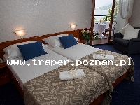 Gradac to miejscowość wczasowa na Makarskiej Riwierze, w połowie drogi między Splitem a Dubrownikiem. Znajduje się na brzegu Adriatyku nad dwoma zatokami, odzielonymi niewielkim wzniesieniem, na 