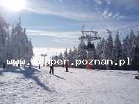 Jańskie Łaźnie leżą na południowym stoku Karkonoszy, na wysokości 670 m.n.p.m., panuje tu stosunkowo ciepły, podgórski klimat, charakteryzujący się wysokim nasłonecznieniem. Trasy na