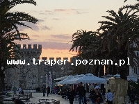 Trogir jest położony 20 km od Splitu. Chorwacja. Trogir to stare malownicze miasto śródziemnomorskie, położone na wyspie. Zabytkowa starówka z katedrą św. Lovro z romańskim porta