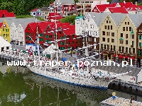 Billund to miasto położone w Danii, gdzie powstała firma zabawkarska Lego, założona przez Ole Kirk Christiansena. Tuta załozono również pierwszy park rozrywki Legoland, wesołe miasteczk