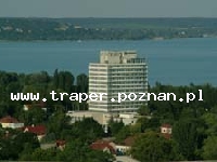 Balaton to największe jezioro w Europie Środkowej. Latem szybko się nagrzewa do temperatury 21-28°C. Średnia głębokość 4 m. Południowy brzeg jest płytszy i można spacerować daleko w je