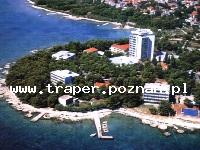 Vodice to pięknie położone małe miasteczko nad samym morzem, posiada starą zabudowę i port jachtowy. Wieczorem światła knajpek i tawern odbijają się w krystalicznie czystej wodzie Adriatyku.