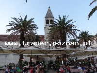 Trogir jest położony 20 km od Splitu. Chorwacja. Trogir to stare malownicze miasto śródziemnomorskie, położone na wyspie. Zabytkowa starówka z katedrą św. Lovro z romańskim porta