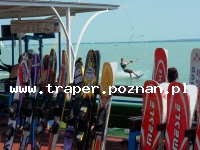 Balaton to największe jezioro w Europie Środkowej. Latem szybko się nagrzewa do temperatury 21-28°C. Średnia głębokość 4 m. Południowy brzeg jest płytszy i można spacerować daleko w je