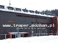 Jańskie Łaźnie leżą na południowym stoku Karkonoszy, na wysokości 670 m.n.p.m., panuje tu stosunkowo ciepły, podgórski klimat, charakteryzujący się wysokim nasłonecznieniem. Trasy na